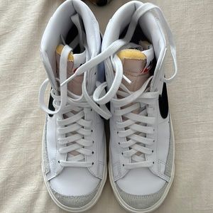 Nike womens blazer mid 77